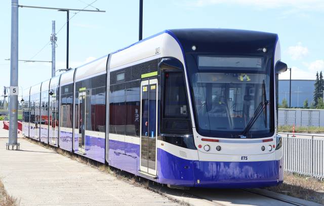 현대로템이 캐나다 앨버타주의 에드먼턴시에 공급한 트램이 게리 라이트 기지 레일 위에 정차해 있다. 2021년 현대로템이 2188억 원에 수주한 트램 공급 사업 초도 물량이 수출돼 창사 이래 처음 북미 시장에 진출하는 쾌거를 이뤘다. 현대로템이 공급한 트램은 2000㎞ 가량 시운전을 거친 뒤 에드먼턴 시내와 서부 지역을 연결하는 신규 노선에 투입된다. 사진제공=현대로템