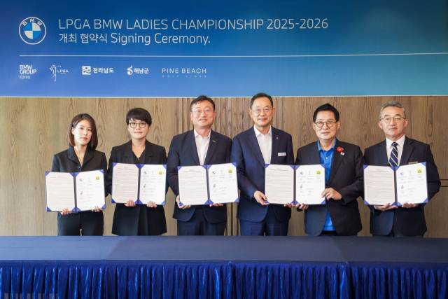 8일 전남 해남 파인비치 골프링크스 클럽하우스에서 열린 LPGA BMW 레이디스 챔피언십 유치 업무협약식에 참석한 서윤정(왼쪽부터) LPGA 아시아 이사, 주양예 BMW코리아 본부장, 명창환 전남도 행정부지사, 명현관 해남군수, 박지원 더불어민주당 국회의원, 허명호 파인비치 대표. 사진 제공=BMW 코리아