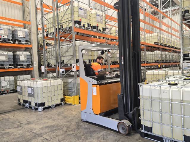 스페인 바르셀로나에 위치한 태웅로직스 물류창고에서 직원이 화학물질이 담긴 특수용기를 옮기고 있다. 바르셀로나=주재현 기자