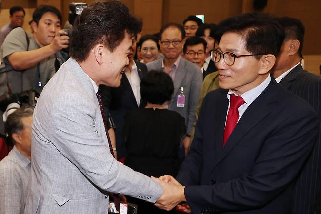 8월4일 김문수 국민의힘 당 대표 후보가 투게더포럼이 주최한 시국토론회에 참석해 전직 학원 강사 전한길씨와 인사하고 있다. ⓒ연합뉴스