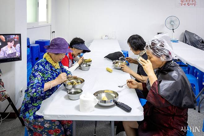 손님들이 함께 점심을 먹고 있다. 미용실 손님이 아니라도 아무나 와서 식사할 수 있다. ⓒ시사IN 박미소