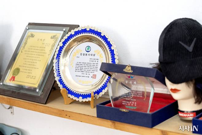 김미선 원장이 받은 상패들이 각시 미용실에 진열되어 있다. 상패들은 감사패를 포함해 열다섯 개가 넘는다. ⓒ시사IN 박미소