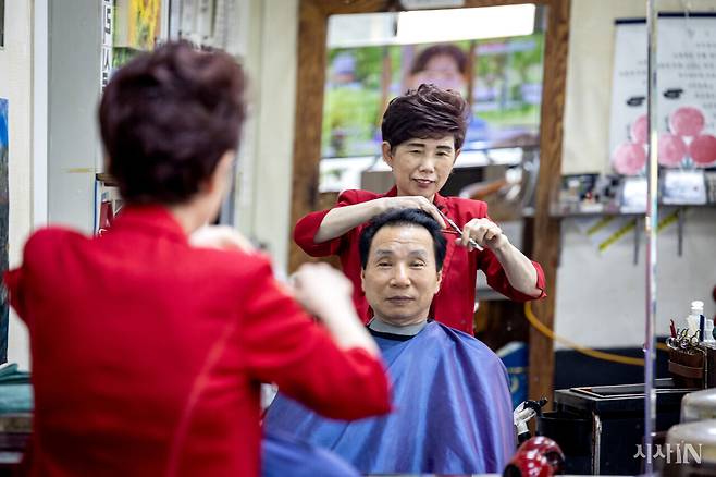 손님의 머리카락을 자르고 있는 김미선 원장. ⓒ시사IN 박미소