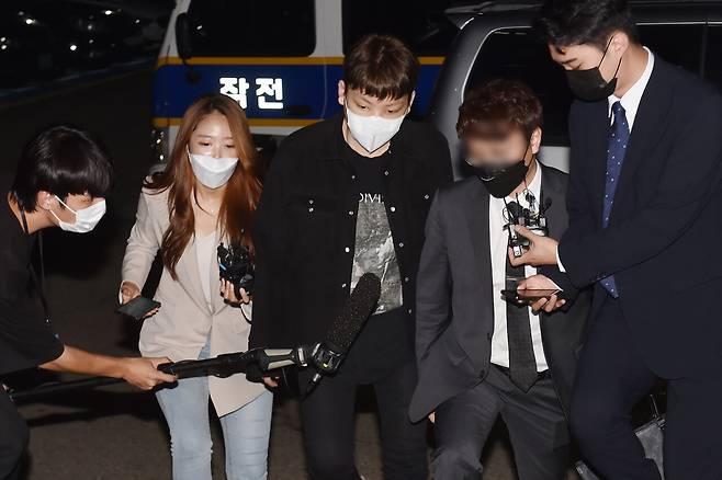 2021년 무면허 운전 등 혐의로 입건돼 경찰 조사를 받으러 가는 래퍼 노엘(장용준·왼쪽 두 번째).ⓒ공동취재