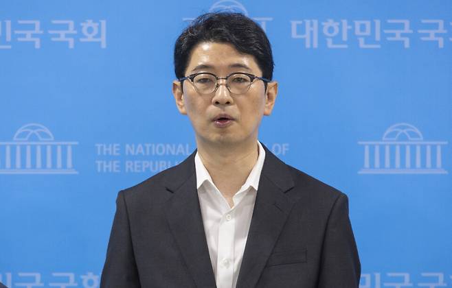 주진우 국민의힘 의원이 지난 7일 국회 소통관에서 열린 '이춘석 특검법' 발의 기자회견을 마친 뒤 취재진 질문에 답하고 있다. ⓒ연합뉴스