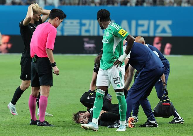 3일 서울월드컵경기장에서 열린 2025 쿠팡플레이 시리즈 토트넘 홋스퍼와 뉴캐슬 유나이티드의 경기. 경기 중 토트넘 제임스 매디슨이 상처를 입은 뒤 고통스러워하고 있다. 연합뉴스