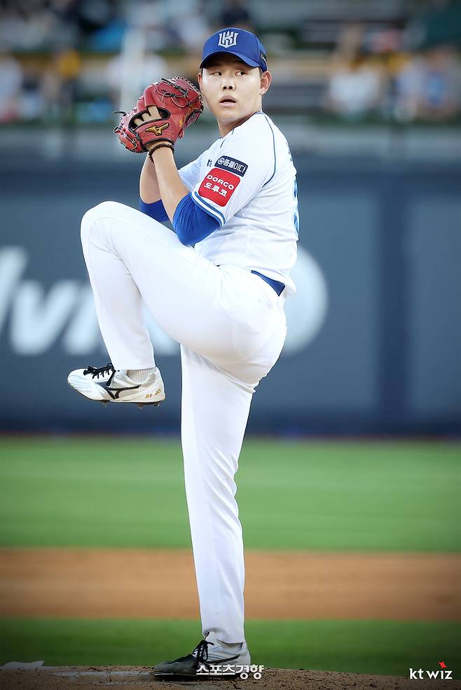KT 소형준이 8일 수원 삼성전에 선발 등판해 투구하고 있다. KT 위즈 제공