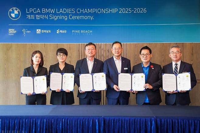 BMW 레이디스 챔피언십 6번째 개최지 확정 (왼쪽부터)LPGA 아시아 서윤정 이사, BMW 코리아 주양예 본부장, 전라남도 명창환 행정부지사, 해남군 명현관 군수, 더불어민주당 박지원 국회의원, 파인비치 허명호 대표