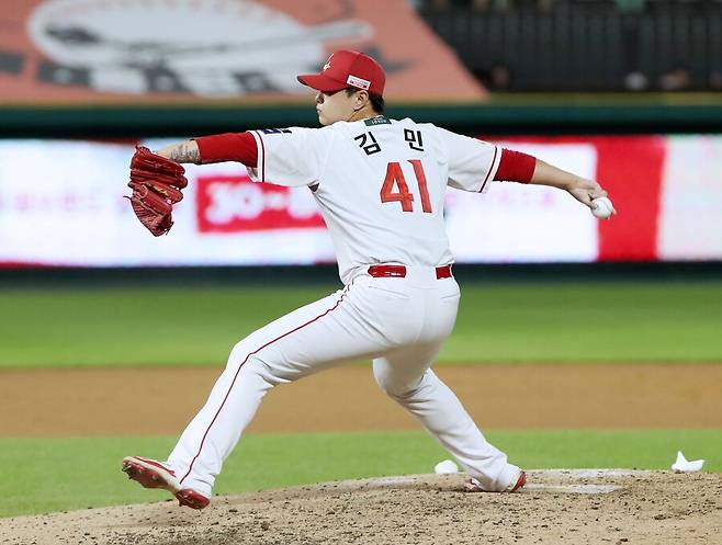 ▲ 5월까지의 부진을 이긴 김민은 6월 이후 21경기에서 18경기나 무실점을 기록했다 ⓒSSG랜더스