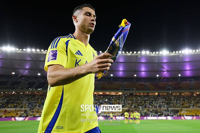 ▲ BBC는 \"이미 호날두는 연봉 1억7700만 파운드(약 3299억 원)를 수령하는, 세계에서 가장 많은 돈을 버는 축구 선수였다\"며 \"적어도 2027년까지 사우디에 머물기로 결정하면서 높은 수익성은 확보했지만 이제 유럽 최고 수준에서 다시 뛰는 건 불가능할 것으로 보인다.