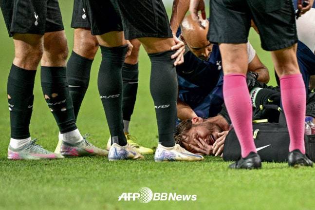 토트넘 미드필더 제임스 매디슨이 3일 서울월드컵경기장에서 열린 뉴캐슬 유나이티드와 프리시즌 친선경기에서 부상으로 쓰러진 뒤 고통스러워하고 있다. /AFPBBNews=뉴스1