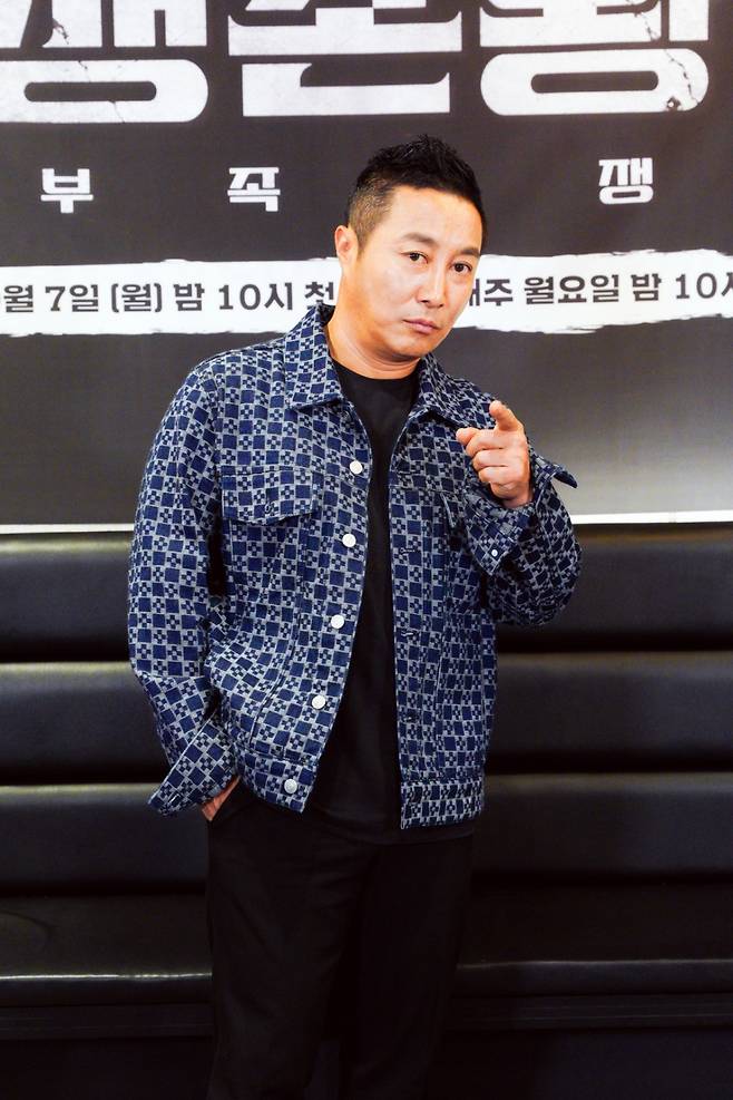 방송인 김병만이 7일 오후 온라인으로 진행된 TV CHOSUN 정글 서바이벌 '생존왕 : 부족전쟁' 제작발표회에 참석해 포즈를 취하고 있다.   '생존왕 : 부족전쟁'은 피지컬·정글·군인·국가대표 등 총 4팀으로 나뉜 12명의 정예 멤버가 정글 오지에서 10일간 자급자족으로 살아남으며 총 3라운드의 대결로 '생존 최강자'를 가리는 서바이벌 예능이다. / 사진제공 = TV조선 /사진=김창현