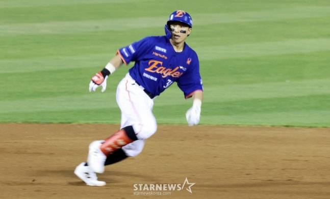홈으로 파고드는 심우준을 확인하는 손아섭. /사진=강영조 선임기자