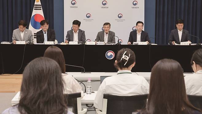 배당소득 분리과세를 담은 정부의 세제개편안을 두고 갑론을박이 치열하다.[사진｜뉴시스]&nbsp;