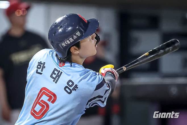 롯데 자이언츠 내야수 한태양이 지난 7일 부산 사직야구장에서 열린 2025 신한 SOL Bank KBO리그 KIA 타이거즈와의 팀 간 15차전에서 프로 데뷔 첫 홈런을 기록했다. 사진 롯데 자이언츠
