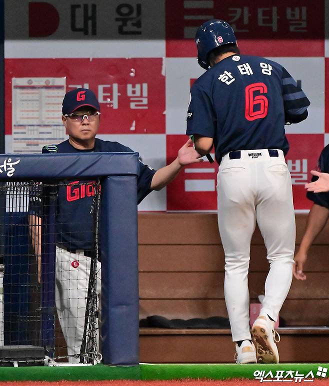 2일 오후 서울 구로구 고척스카이돔에서 열린 '2025 신한 SOL Bank KBO리그' 롯데 자이언츠와 키움 히어로즈의 경기, 6회초 무사 1루 롯데 한태양이 박승욱의 1타점 2루타때 득점에 성공하고 있다. 엑스포츠뉴스 DB