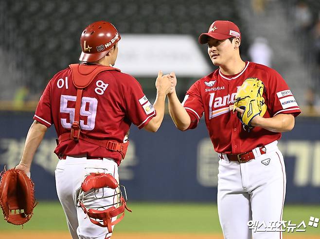 21일 오후 서울 송파구 잠실야구장에서 열린 '2024 신한 SOL Bank KBO리그' SSG 랜더스와 LG 트윈스의 경기, SSG이 선발 엘리아스의 7이닝 무실점 호투와 오태곤의 투런포에 힘입어 LG에 5:1로 승리하며 4연패에서 탈출했다.  이날 경기에서 승리한 SSG 선수들이 기뻐하고 있다. 엑스포츠뉴스 DB
