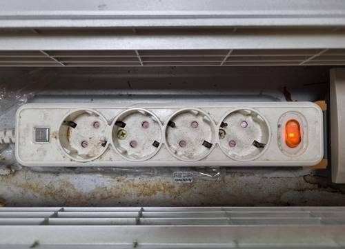 먼지가 쌓인 멀티탭 [촬영 권혜진]