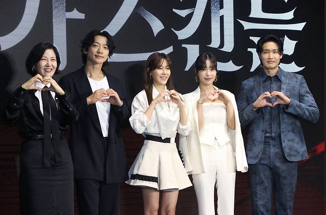 디즈니+ 오리지널 시리즈 '화인가 스캔들' 제작발표회  (서울=연합뉴스) 강민지 기자 = 2일 오전 서울 영등포구 콘래드서울호텔에서 열린 디즈니+ 오리지널 시리즈 '화인가 스캔들'제작발표회에서 배우들이 포즈를 취하고 있다. 왼쪽부터 서이숙, 비, 김하늘, 기은세, 정겨운. 2024.7.2.  mjkang@yna.co.kr