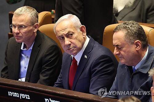 이스라엘 의회 본회의 참석한 네타냐후 총리(가운데) [EPA=연합뉴스 자료사진]