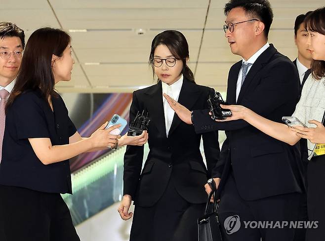 조사 받고 귀가하는 김건희 여사 (서울=연합뉴스) 최재구 기자 = 윤석열 전 대통령 부인 김건희 여사가 6일 서울 종로구 KT광화문빌딩 웨스트에 마련된 민중기 특별검사팀에서 피의자 신분으로 조사를 받고 귀가하고 있다. 2025.8.6 jjaeck9@yna.co.kr