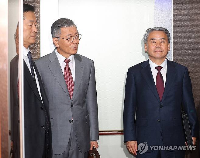 방산협력 관련 회의 참석하는 대사들 (서울=연합뉴스) 김도훈 기자 = 방산협력 관계부처 주요 공관장 회의에 참석하는 최병혁 주사우디아라비아 대사, 류제승 주UAE 대사, 이종섭 주호주 대사가 28일 오전 정부서울청사 외교부 회의장으로 향하고 있다. 2024.3.28 superdoo82@yna.co.kr