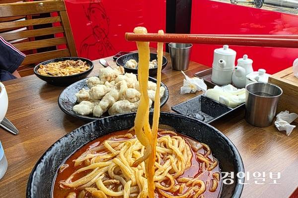 뚱뚱이와 홀쭉이. 수타면이기에 가능하다. /황성규기자 homerun@kyeongin.com