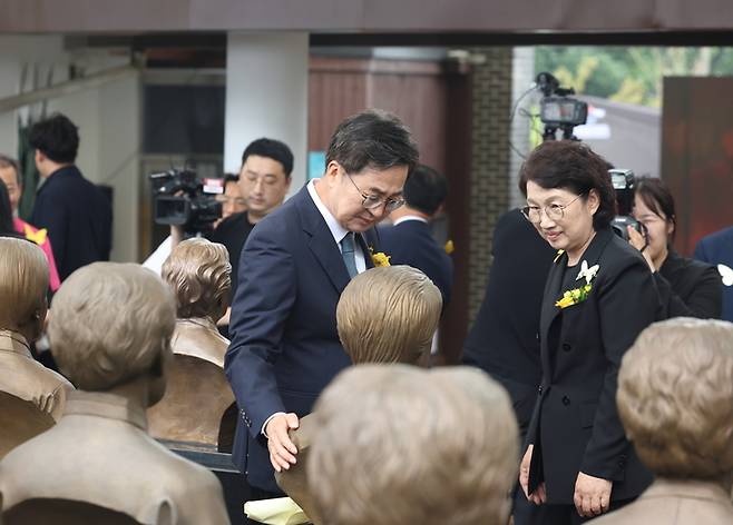 ▲ 9일 오전 광주시 나눔의집에서 열린 2025년 일본군 '위안부' 피해자 기념행사에서 김동연 경기도지사가 배우자인 정우영 여사와 위안부 피해자 흉상을 살펴보고 있다. 사진=경기도