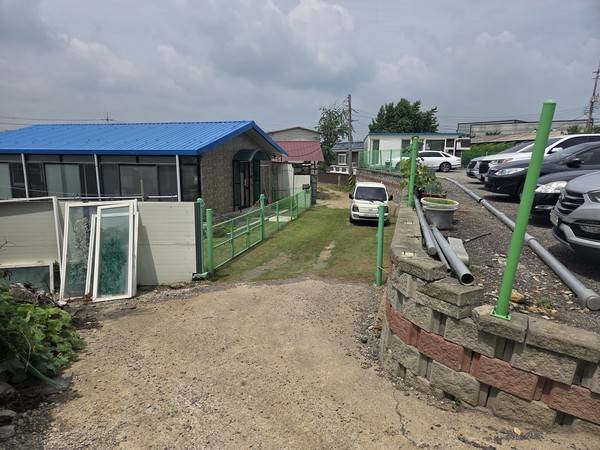 도로와 도시가스·상수도 시설이 들어설 입북동&nbsp;796-35번지.&nbsp;[사진=김지호 기자]