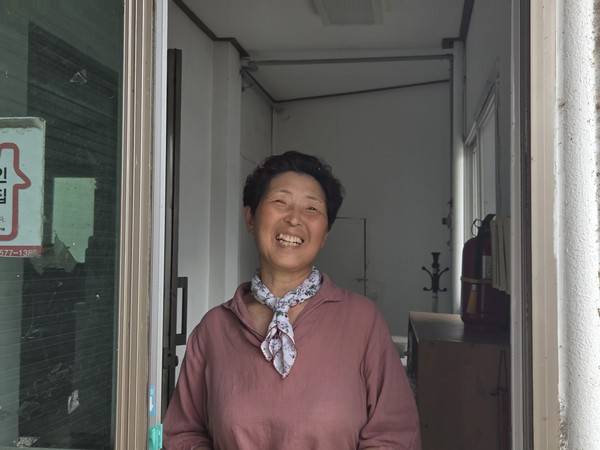 입북동 주민 전상옥씨가 환하게 웃고 있다. [사진=김지호 기자]