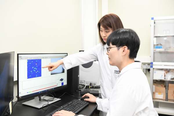 (SERS 나노입자 기반 생체지표 검출 결과를 분석하고 있는 모습)