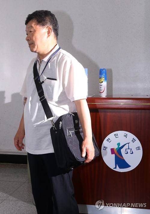 (법원에 들어가는 정현조 씨)