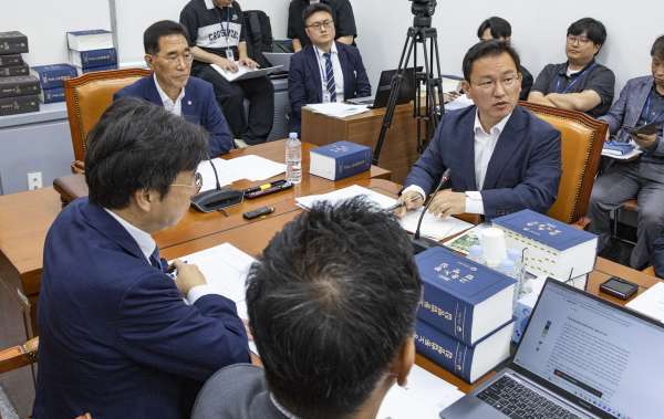 '노란봉투법' 심사 전 발언하는 국민의힘 김형동 의원(오른쪽)