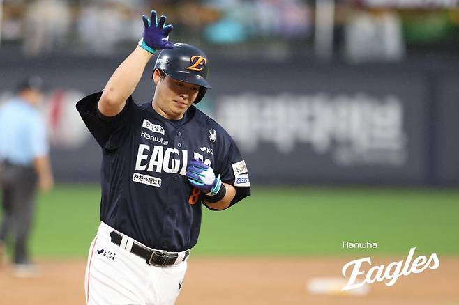 홈런을 친 뒤 그라운드를 도는 노시환 선수