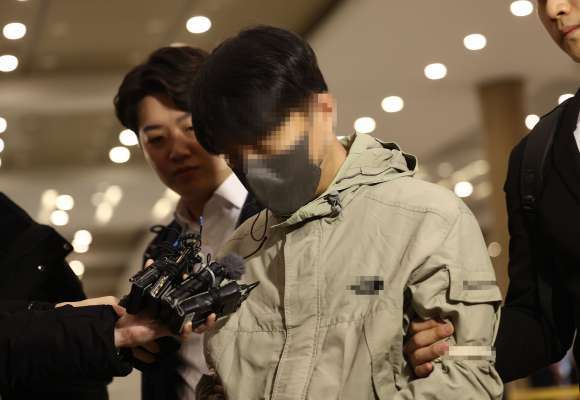 (국내 송환된 '46억&nbsp;횡령' 건보공단 팀장)