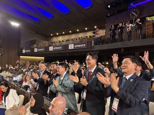 환호하는 한국 대표단