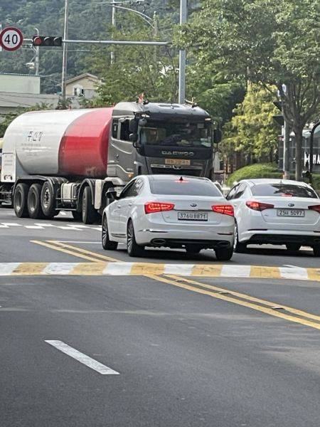 내서 호계지역에 대형 가스 운반 차량들이 수시로 아파트 단지 앞으로 오가고 있어 주민 안전을 위협하고 있다. 사진=독자 제공