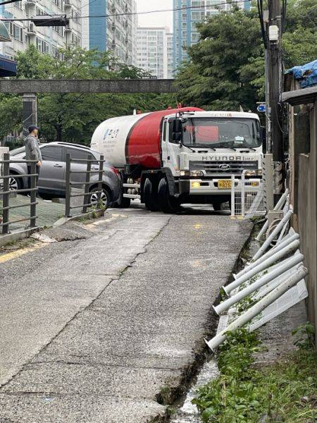 내서 호계지역에 대형 가스 운반 차량들이 수시로 아파트 단지 앞으로 오가고 있어 주민 안전을 위협하고 있다. 사진=독자 제공