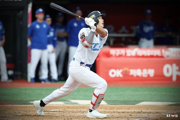 장진혁의 결정적 한 방과 선발 엔마뉴엘 데 헤이수스의 8이닝 1실점 역투에 힘입은 KT는 삼성을 3대 1로 꺾고 전날 패배를 설욕했다(사진=KT)