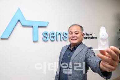 정종욱 에이티센스 대표가 심전도 패치 에이티패치를 들어보이고 있다. (사진=이데일리 이영훈 기자)