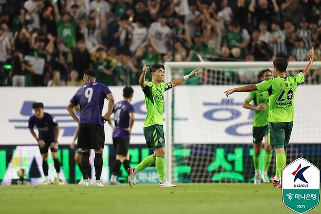 Jeonbuk Hyundai Park Jin -seop, who rejoices with his arms after scoring the first goal with an exciting mid -range shot at the Anyangjeon held at the Jeonju World Cup Stadium on the 8th.