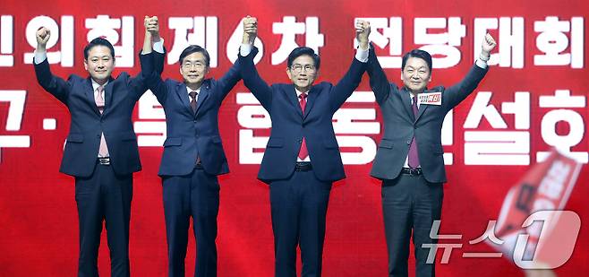 국민의힘 당 대표 본경선에 진출한 장동혁·조경태·김문수·안철수 후보(왼쪽부터)가 8일 오후 대구 북구 엑스코(EXCO)에서 열린 국민의힘 제6차 전당대회 대구·경북 합동연설회에서 인사하고 있다. 2025.8.8/뉴스1 ⓒ News1 공정식 기자