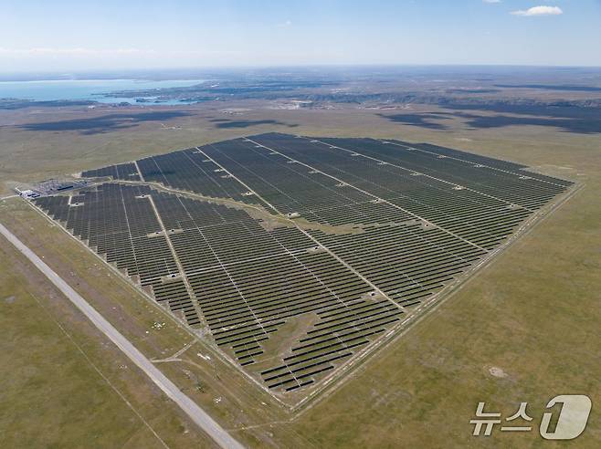 하늘에서 본 카자흐스탄 알마티의 누르기사 100MW 태양광 발전 단지 모습(wikipedia) ⓒ 뉴스1