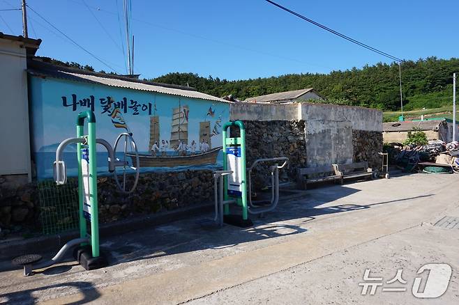 '나배 닻배놀이'가 그려진 나배마을 벽화. 2025.8.8/뉴스1 ⓒ News1 조영석 기자