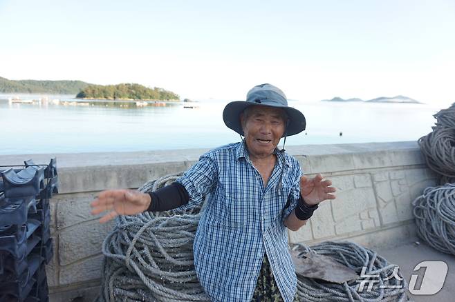 나배마을 한길배 할아버지가 닻배노래 한 가락을 흥겹게 부르고 있다. 2025.8.8/뉴스1 ⓒ News1 조영석 기자