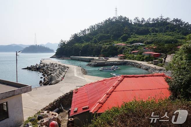 모도마을 풍경. 왼쪽 건너편으로 소모도가 보인다. 2025.8.8/뉴스1 ⓒ News1 조영석 기자