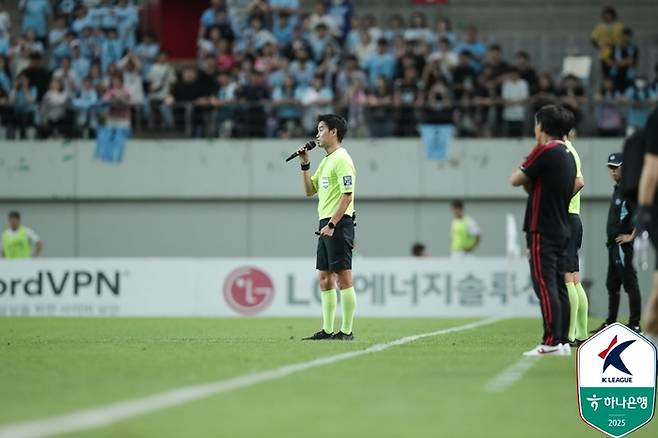 김종혁 주심이 8일 서울과 대구전에서 VAR PA 결과를 마이크를 통해 말하고 있다. 사진 | 한국프로축구연맹