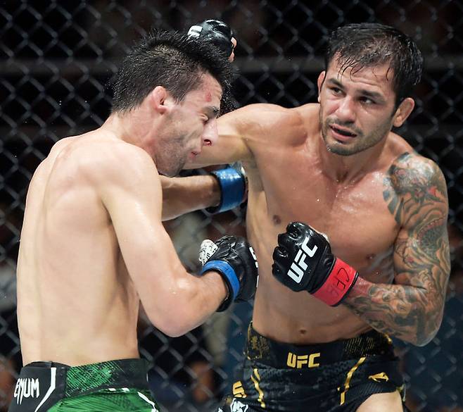 UFC 플라이급의 절대 강자 알렉산드르 판토자(오른쪽). 사진 | UFC