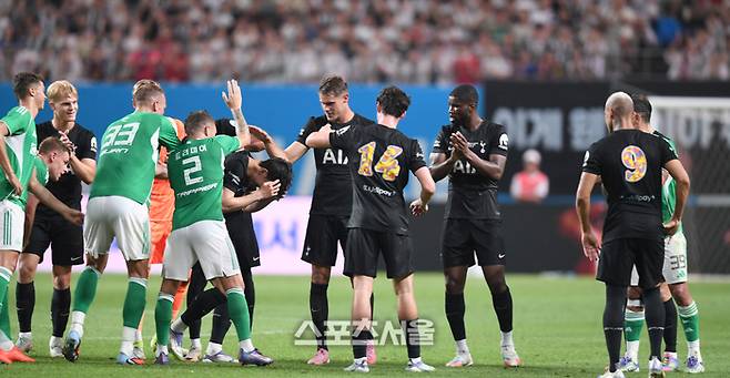 토트넘 손흥민이 3일 서울 월드컵경기장에서 열린 2025 쿠팡플레이 시리즈 뉴캐슬과 경기 교체되며 양팀 선수들의 응원을 받고 있다.  2025. 8. 3. 최승섭기자 thunder@sportsseoul.com