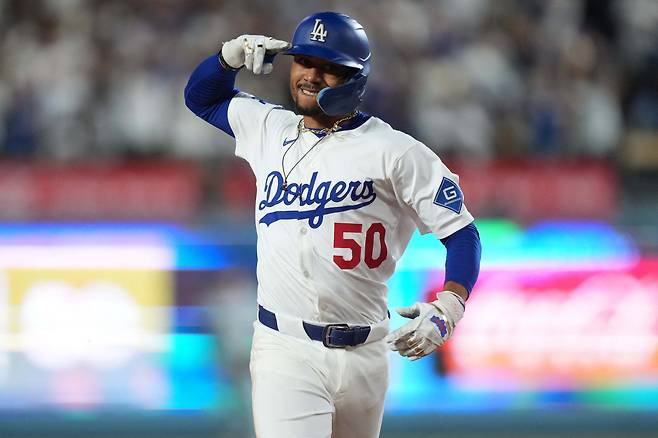 LA 다저스 무키 베츠가 9일(한국시각) 다저스타디움에서 열린 토론토 블루제이스전에서 0-1로 뒤진 5회말 좌월 투런홈런을 날린 뒤 세리머니를 하며 베이스를 돌고 있다. Imagn Images연합뉴스